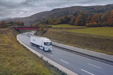 Renault Trucks E-Tech T 780: on the road on a dual-carriageway