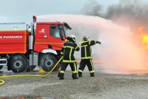 Renault Trucks C with Fmogp (high-power foam van) in action at Sète (France))