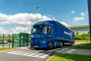 1376359_renault-trucks_kuehne-nagel_poferries-electric-truck-channel-crossing-1
