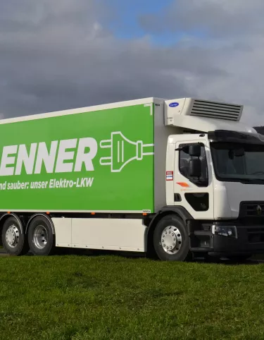 Rhyner Logistik  fitted solar panels onto the body of the fully electric Renault Trucks D Wide Z.E. to provide power to the refrigeration unit