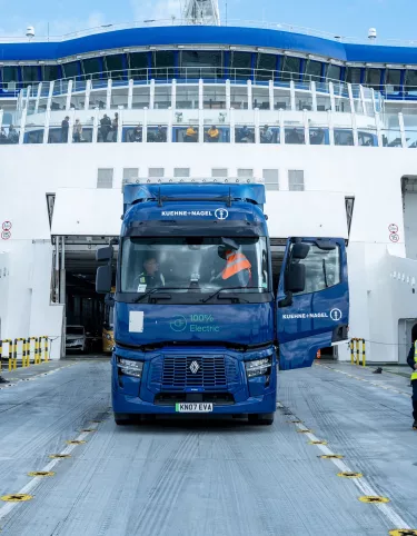 1376357_renault-trucks_kuehne-nagel_poferries-electric-truck-c