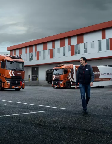 Model year 2025 : Renault Trucks T High Smart Racer in a logistics centre; lifestyle (Renault Trucks bodywarmer, Renault Trucks hoodie)