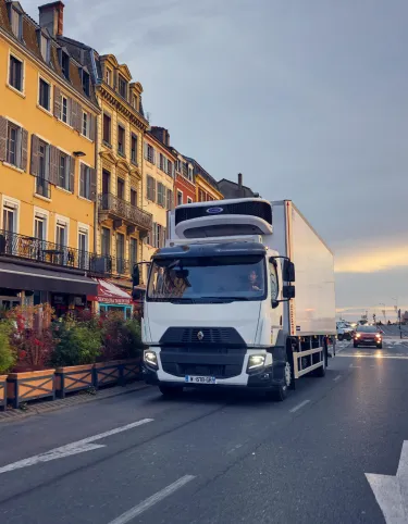 Renault Trucks D Wide 19 tonnes equipped with a Lamberet refrigerated body: city traffic and delivery